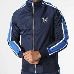 Bon marché 🥰 Ensemble De Survetement A Bandes LL722 Bleu Marine de Ikao 😉 8 Bon marché 🥰 Ensemble De Survetement A Bandes LL722 Bleu Marine de Ikao 😉 -Ikao Soldes Boutique ikao 345857 LL722 NAVY BLUE 20221103T115635 03